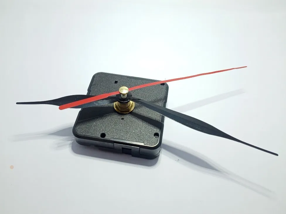 een uurwerk met wijzers en een batterij